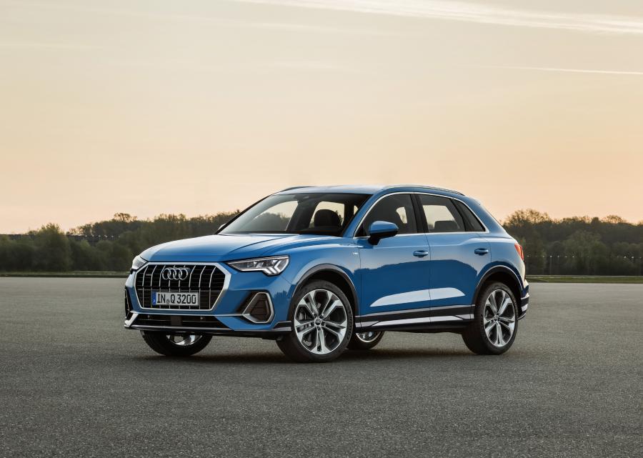  Audi Q3 45 TFSI Quattro S-Line 2018 года  (WW) (фото 1 из 56)